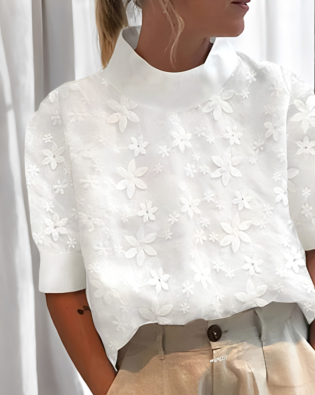 Julia - Blusa elegante con bordado y cuello alto para mujeres