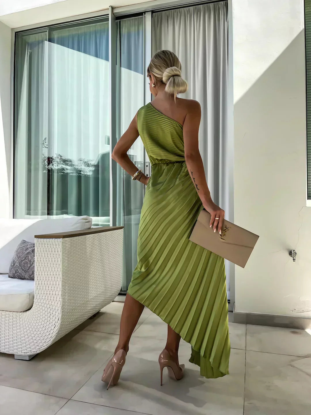 Agatha - Elegante vestido plisado con acento en los hombros
