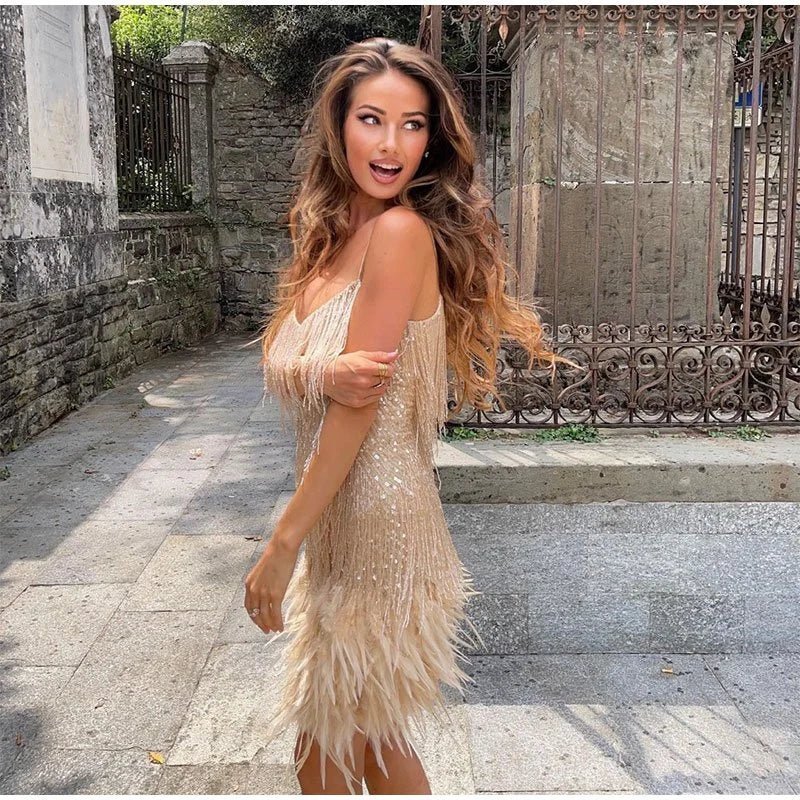 Mara - Un elegante vestido de cóctel con adornos de plumas